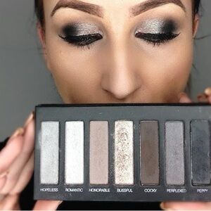 Younique Moodstruck Addiction Shadow Palette #2- Discontinued